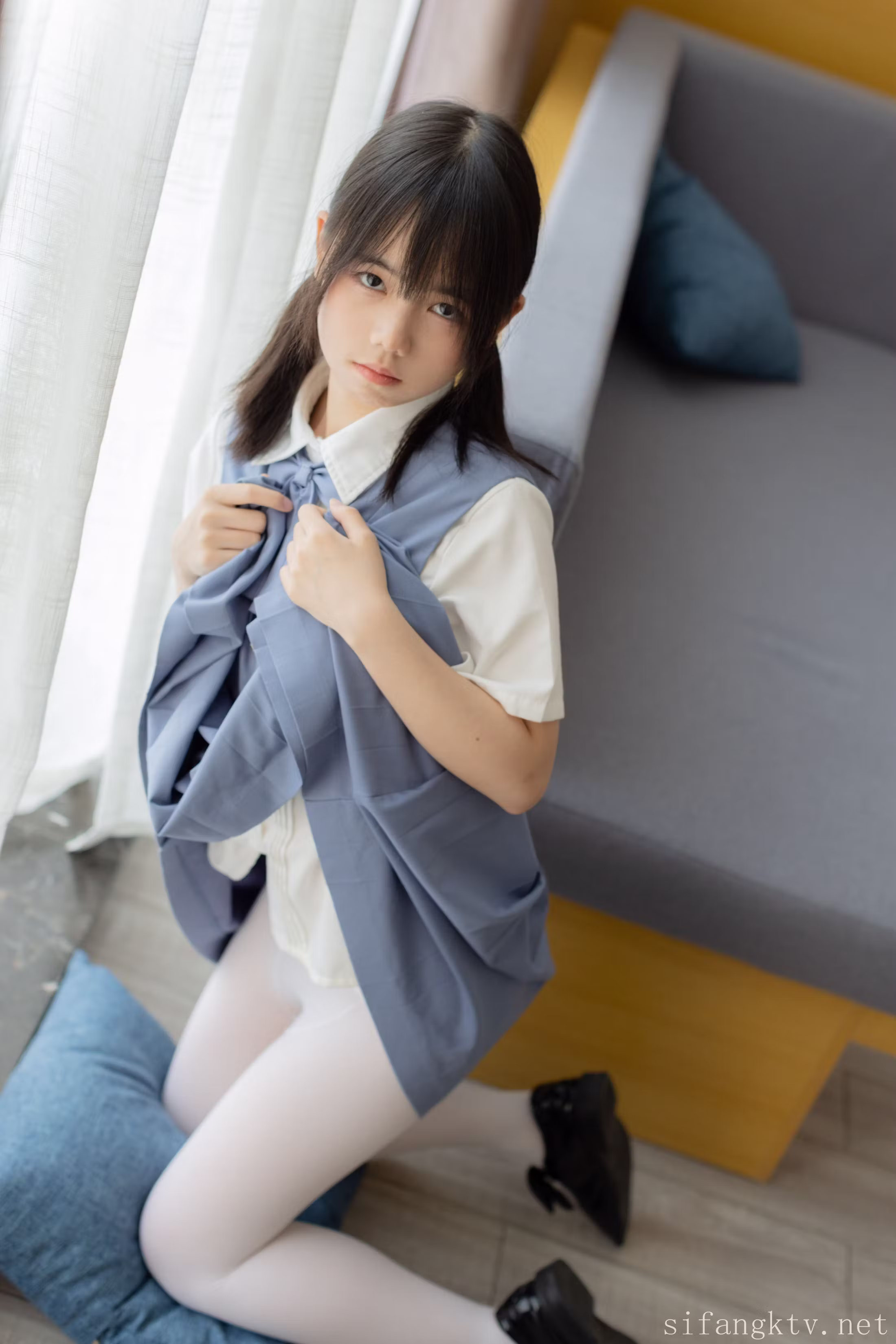 浅蓝色学院风背心裙搭配白色短袖衬衫JK特写
